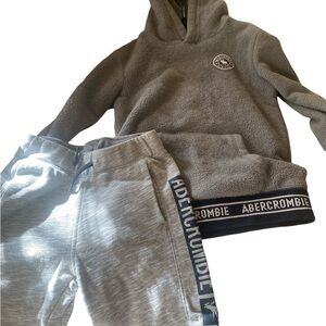 A&F Kids. size 5/6 matching set. Long Sleeve Hooded Pullover & shorts.